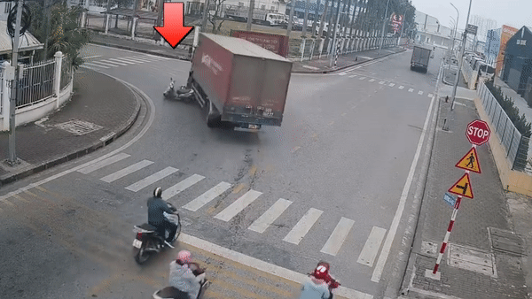 Thieu quan sat khi vao cua, xe tai va cham voi xe may hinh anh