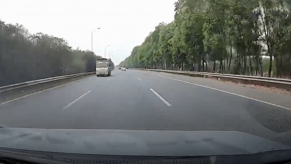 Xe tai di nguoc chieu tren cao toc hinh anh