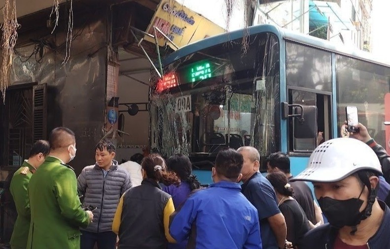 Hinh anh xe buyt dam quan an tren pho Doi Can khien 3 nguoi bi thuong hinh anh