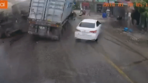 Tranh xe bon sang duong, container do sap vao xe con hinh anh