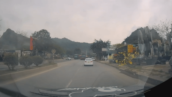 Qua duong thieu quan sat, oto con bi xe tai tong hinh anh