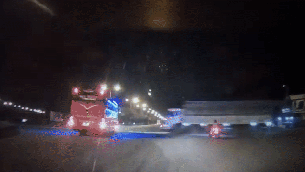 Xe khach va cham voi xe tai tai Binh Dinh, 13 nguoi bi thuong hinh anh