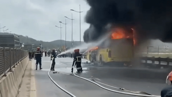 Xe giuong nam boc chay, 40 hanh khach thao chay hinh anh