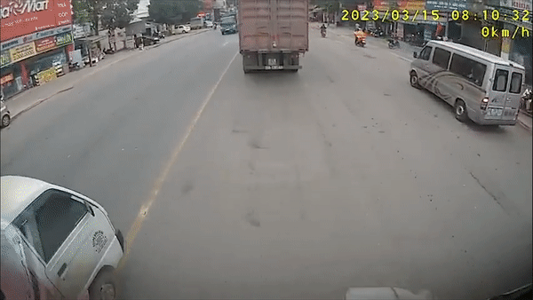 Vuot au, oto bi dam nga ngua hinh anh