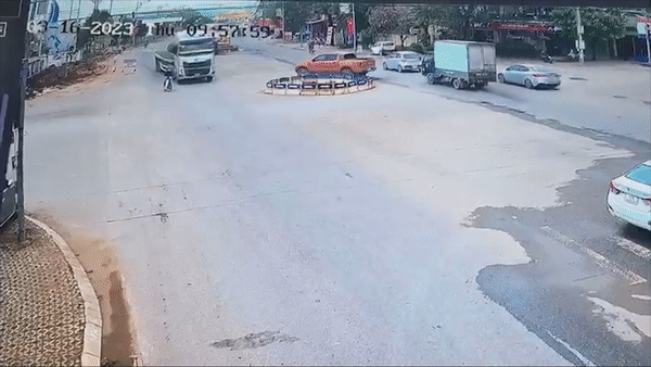 Khoanh khac bo sat lao sap cabin xe dau keo hinh anh