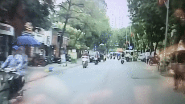 Tai xe oto bi hanh hung vi loi mo cua xe bat can hinh anh