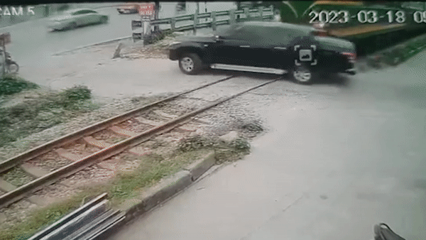 Qua duong thieu quan sat, oto bi tau hoa huc vang xa hinh anh