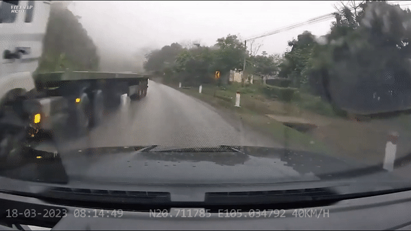 VinFast VF8 bung tui khi khi bi container va trung hinh anh