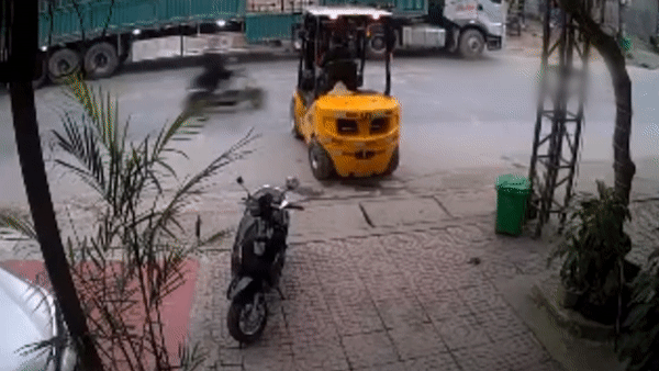 Tai nan giua xe may va xe nang, nan nhan tu vong tai cho hinh anh