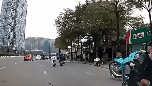 Xe máy bốc đầu gây nguy hiểm ở Hà Nội - Xã hội - ZNEWS.VN 