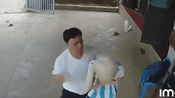 Nguoi dan ong danh lien tiep vao dau cau be o Ha Noi hinh anh