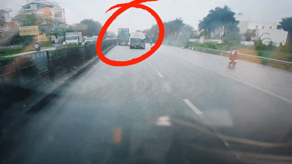 Xe bon dam xe con xoay 2 vong tren quoc lo hinh anh