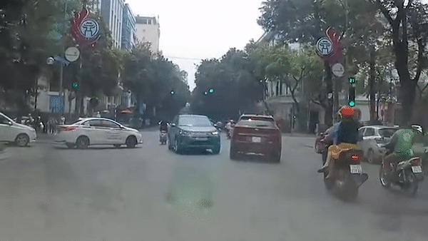 Xe sang ngang nhien chay nguoc chieu giua Ha Noi hinh anh