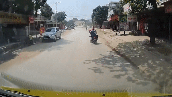 Nguoi phu nu gap nan vi ta ao dai cuon vao banh xe may hinh anh