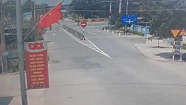 Nguoi phu nu bi oto huc vang khi qua nga tu hinh anh