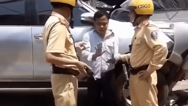 Tai xe khong chiu do nong do con sau khi tong nga bien bao ben duong hinh anh