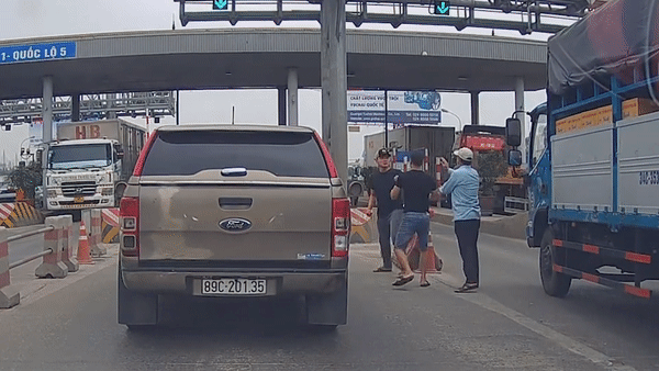 Hai tai xe danh nhau truoc tram thu phi quoc lo 5 hinh anh