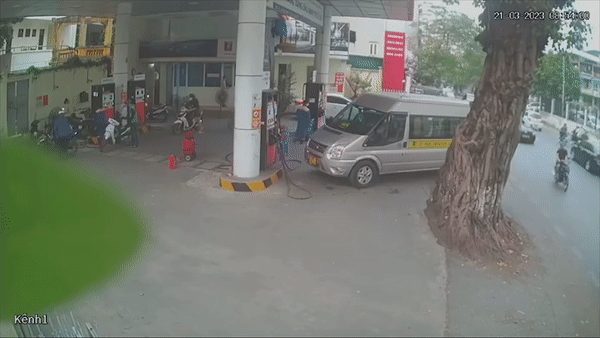 Nguoi dan ong nga giua duong sau va cham voi oto hinh anh