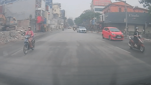 Phanh gap, nguoi phu nu lai xe tay ga nga truoc dau oto hinh anh