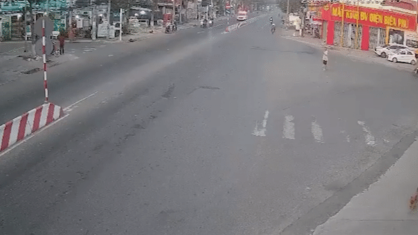 Xe cuu thuong va cham voi xe may, mot phu nu tu vong hinh anh