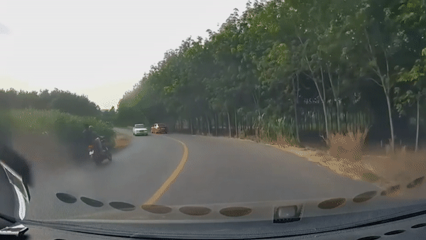 Xe may lan lan vuot au, dam truc dien oto hinh anh