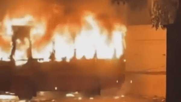 2 oto buyt boc chay du doi luc nua dem hinh anh