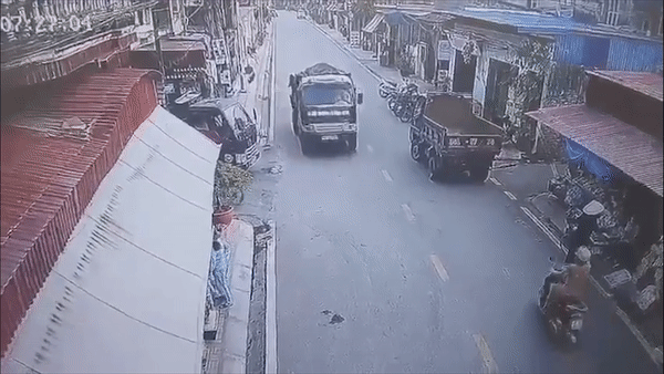 Xe may sang duong thieu quan sat, va cham voi oto hinh anh