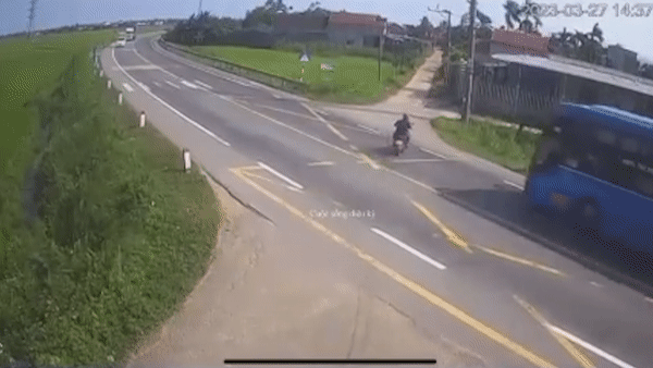 Khoanh khac xe khach lao xuong ruong o Quang Ngai hinh anh