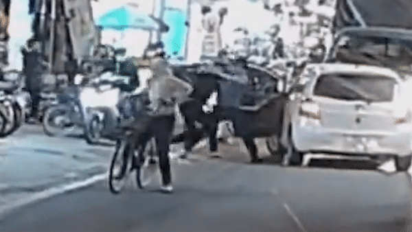 Oto con lan lan re trai, duoi danh tai xe xe tai hinh anh