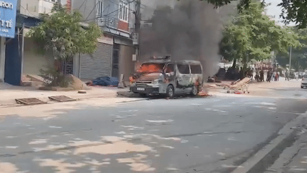 Xe cuu thuong 0 dong chay rui truoc cong benh vien, 1 nguoi bong nang hinh anh