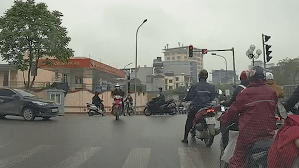 Vuot den do, xe may bi oto tong trung hinh anh