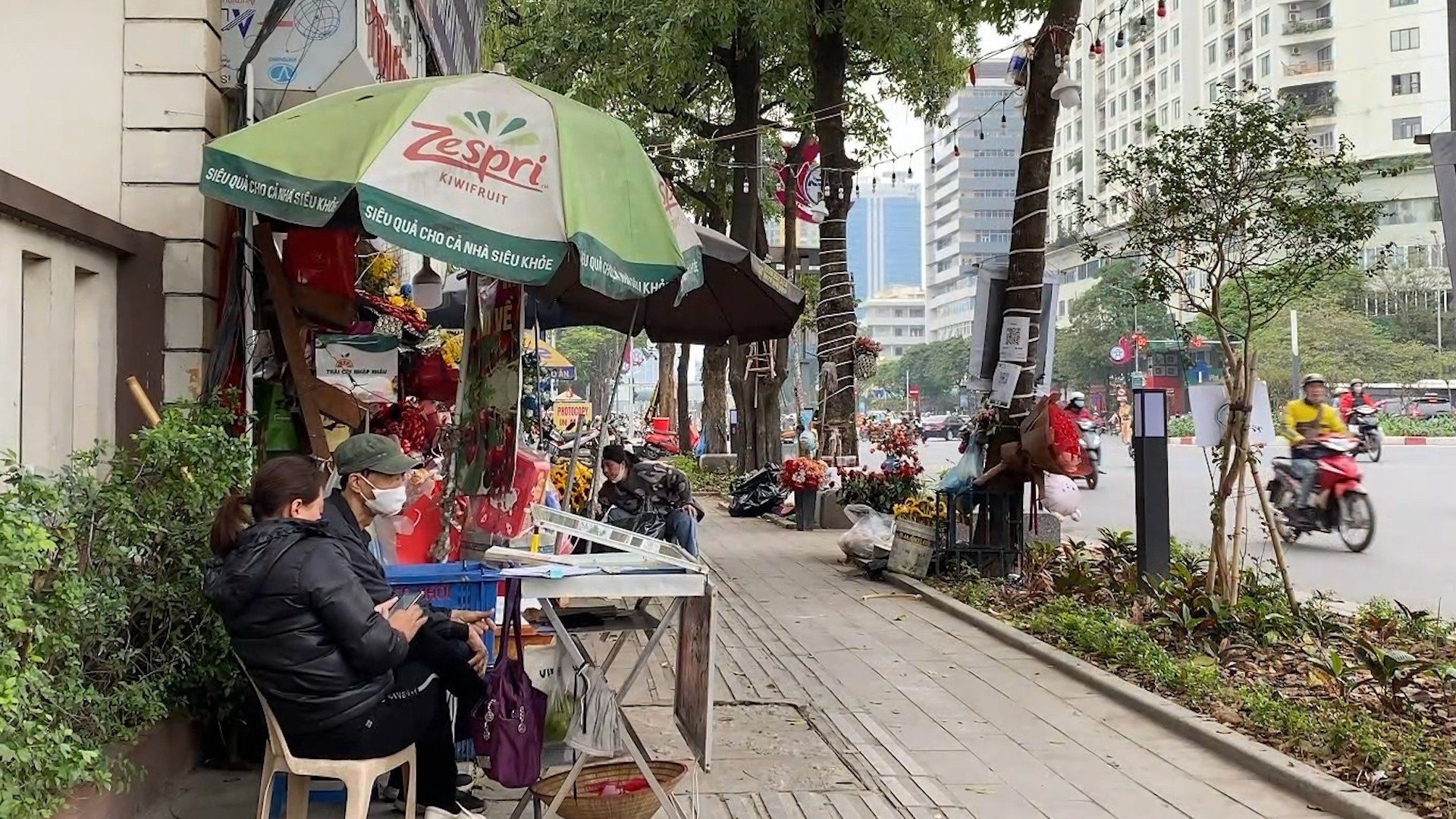 Hang ghe da o pho Nguyen Chi Thanh bi chiem dung hinh anh