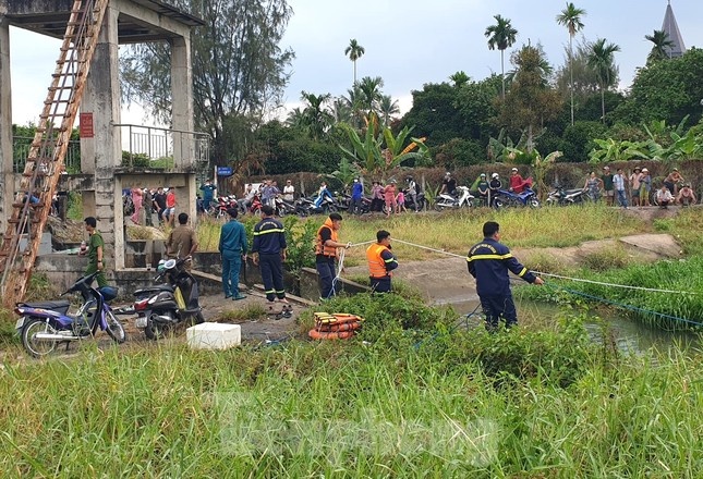 Tim thay thi the be trai bi nuoc cuon troi xuong cong o Binh Duong hinh anh