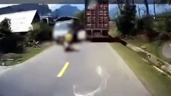 Vuot xe container, thieu nien tu vong sau khi va vao oto tai hinh anh