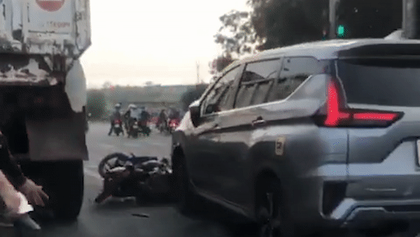 Oto huc hang loat xe may dung den do hinh anh