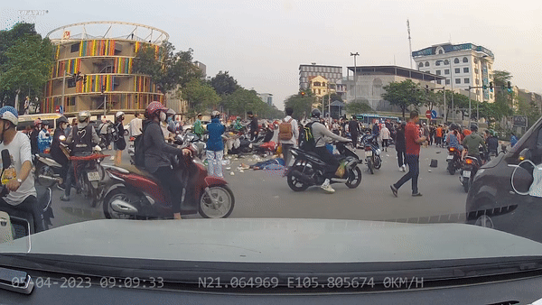 Hien truong vu oto tong lien hoan xe may o Ha Noi hinh anh