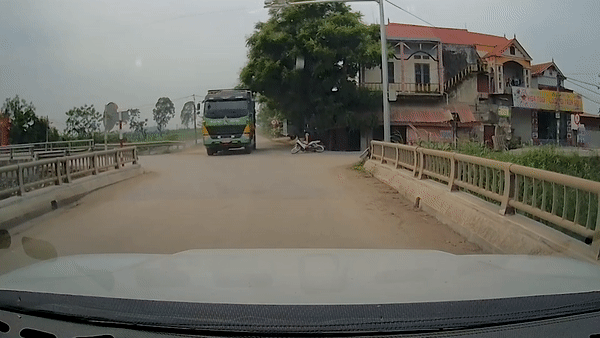 Nam thanh nien nga xe may, tu vong duoi gam xe tai hinh anh