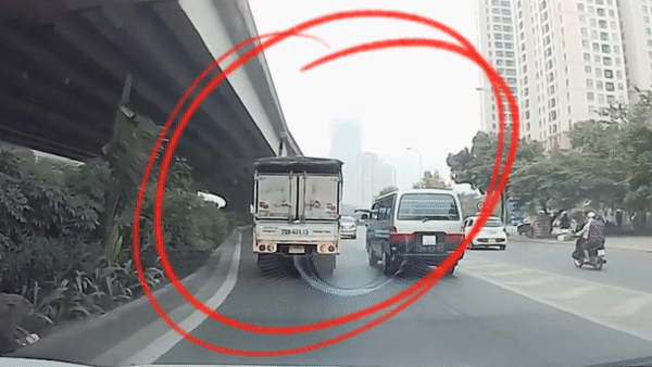 Chen ep, chui boi vi khong duoc nhuong duong hinh anh