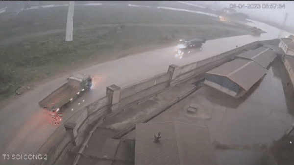 Xe tai om cua mat lai, dam vao xe tai di huong nguoc chieu hinh anh