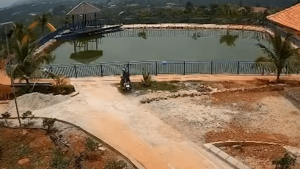 Xe may lao xuong ho, 2 chu chau tu vong hinh anh