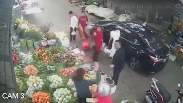 Chu cua hang xo xat voi tai xe dung xe truoc cua hinh anh