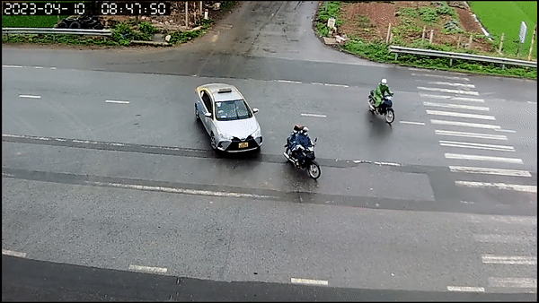 Khoanh khac taxi dam xe may khi sang duong hinh anh