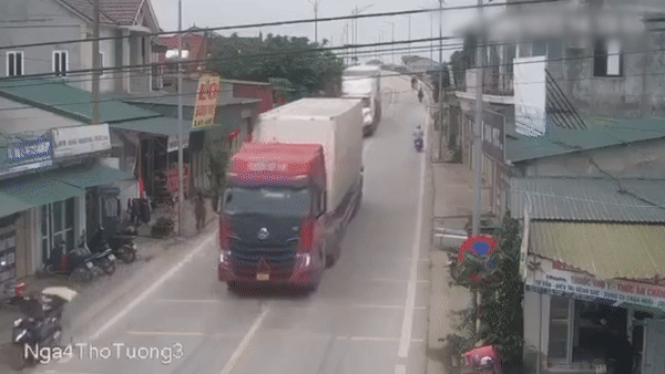 Lao tu trong ngo ra, tai xe xe may tu vong tai cho hinh anh