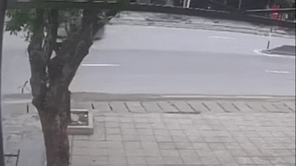 Xe may di nguoc chieu dam vao oto, nam sinh tu vong hinh anh