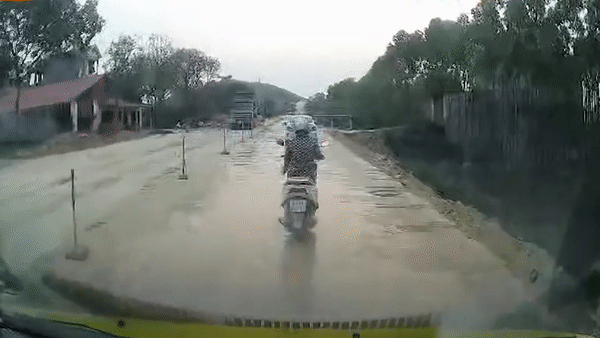 Duong tron, nguoi di xe may nga nhao hinh anh