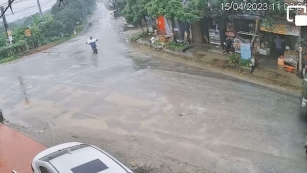 Qua duong thieu quan sat, tai xe xe may dien suyt mat mang hinh anh