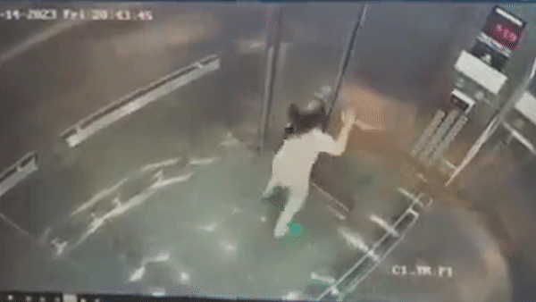 Camera ghi hinh cu ba co gang giai cuu chau gai ket trong thang may hinh anh