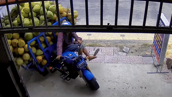 Xe cho dua gap nan, nguoi dan lao vao giai cuu hinh anh