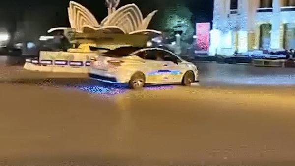 Khoi to tai xe oto drift truoc Nha hat Lon hinh anh
