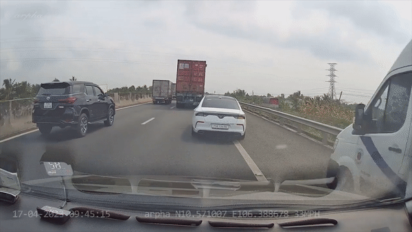 Vuot phai tren lan khan cap, oto va cham xe cung chieu hinh anh